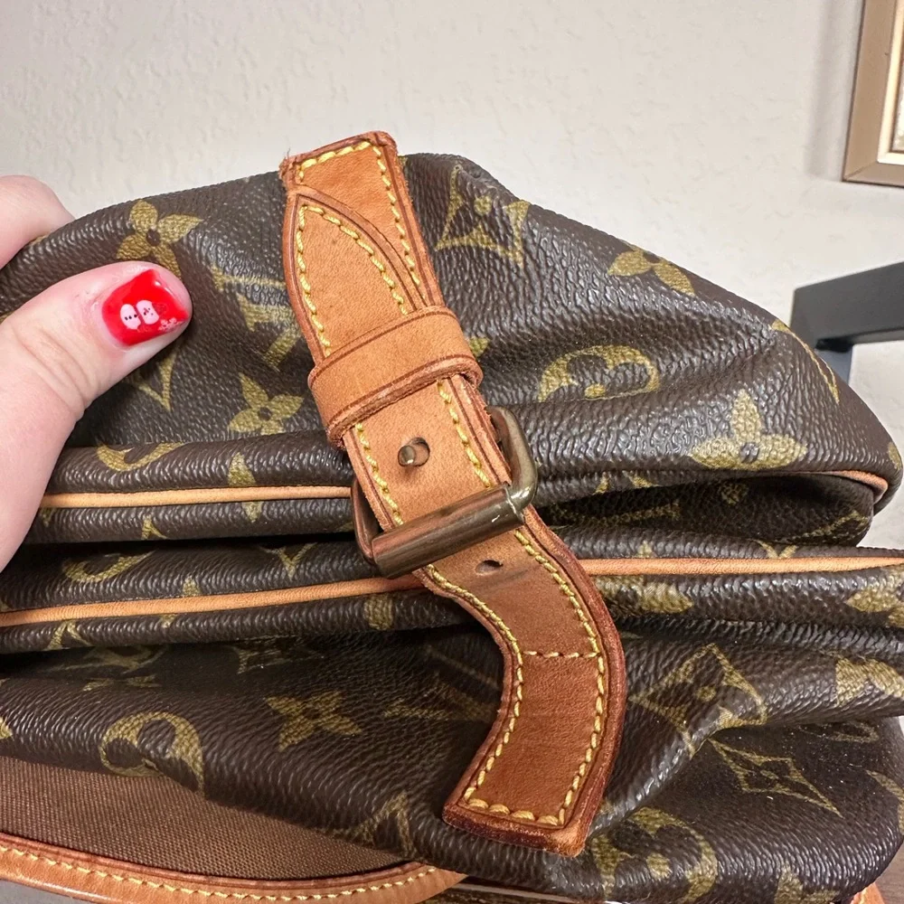 Authentic Louis Vuitton Samaur 35 Monogram Messenger Bag